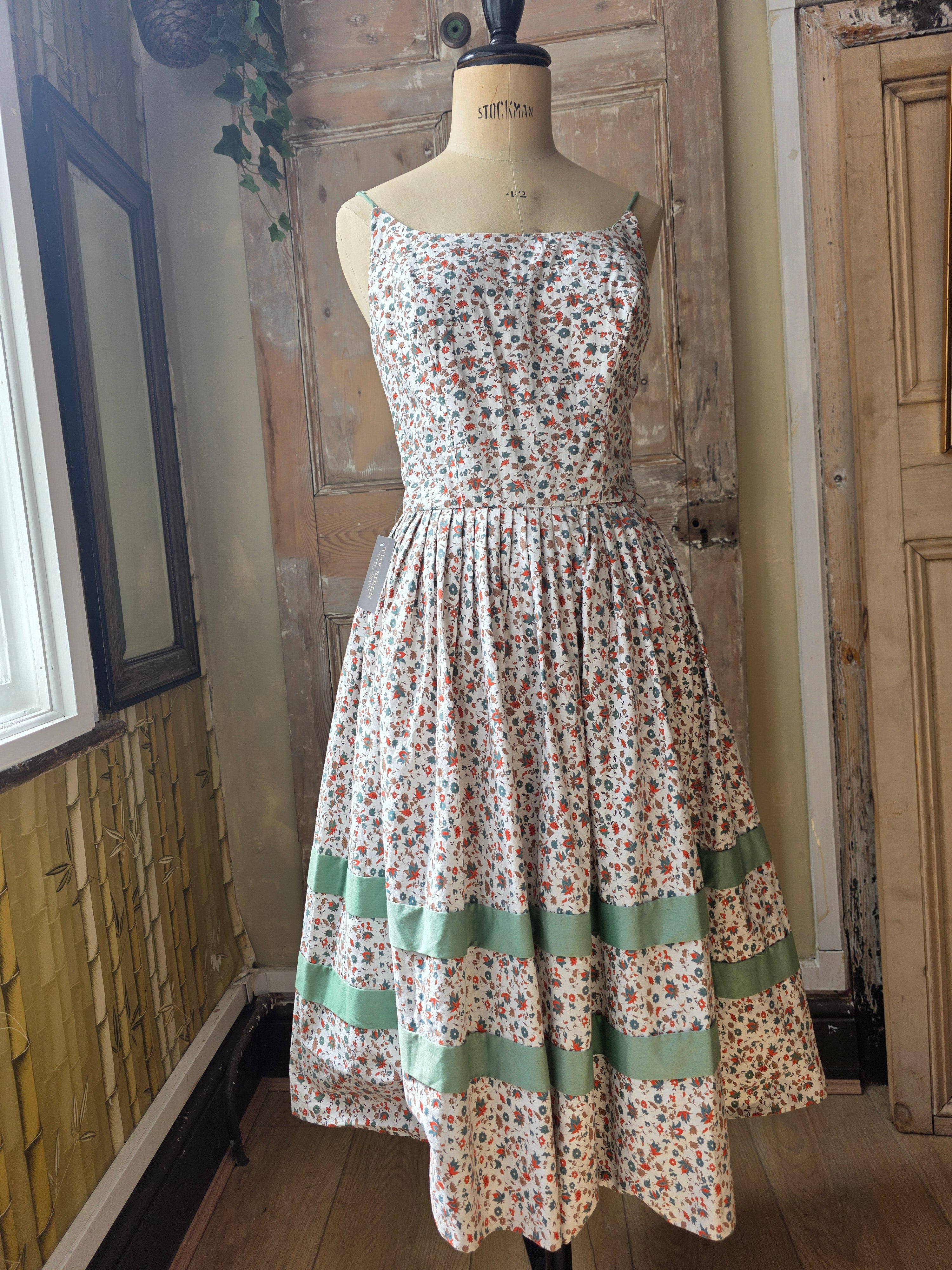 Vintage 1950s Floral Cotton Sundress with Green Bows – UK 12/14