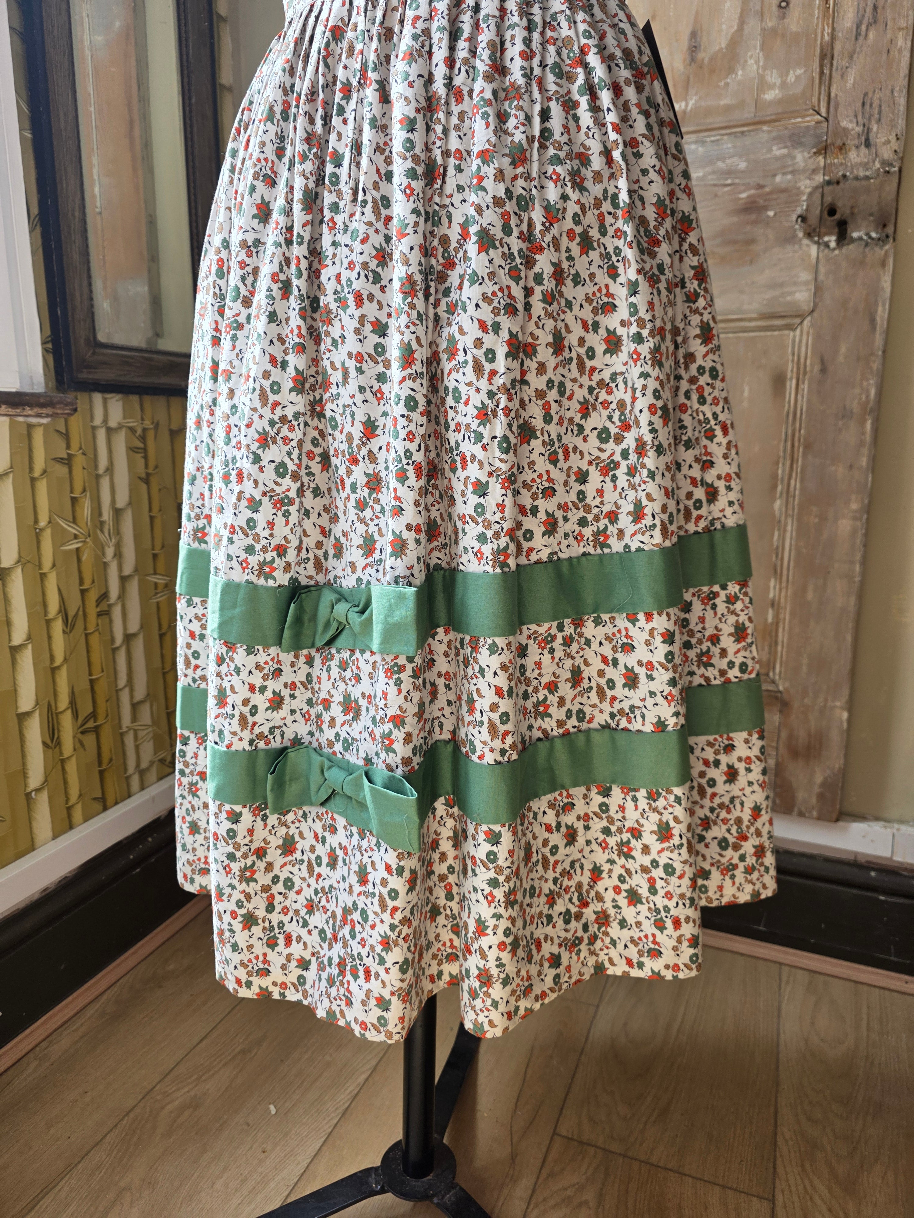 Vintage 1950s Floral Cotton Sundress with Green Bows – UK 12/14