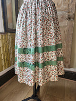 Load image into Gallery viewer, Vintage 1950s Floral Cotton Sundress with Green Bows – UK 12/14
