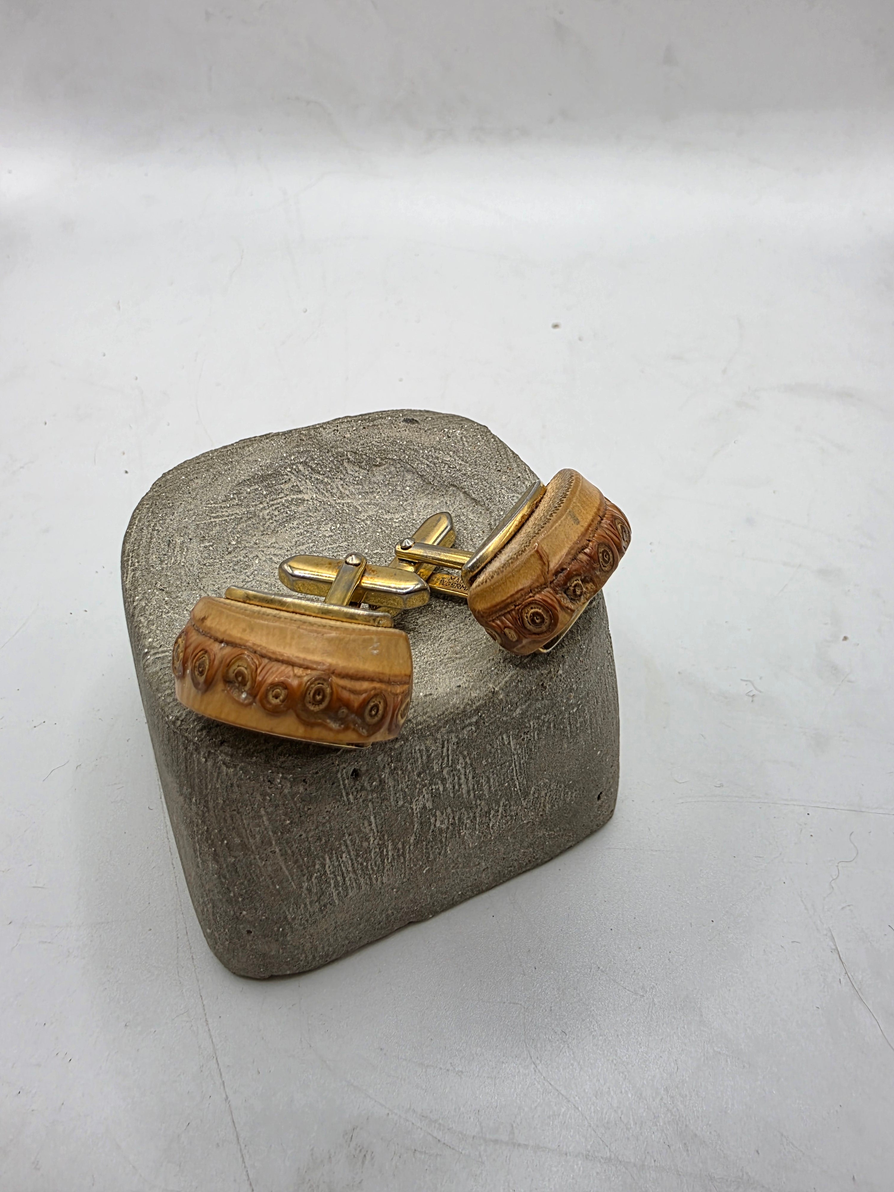 Vintage 1960s woot root gold tone classic cufflinks