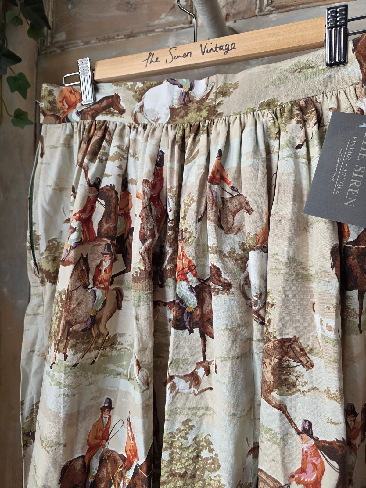 Vintage 1950s handmade hunting scene novelty cotton skirt. UK10