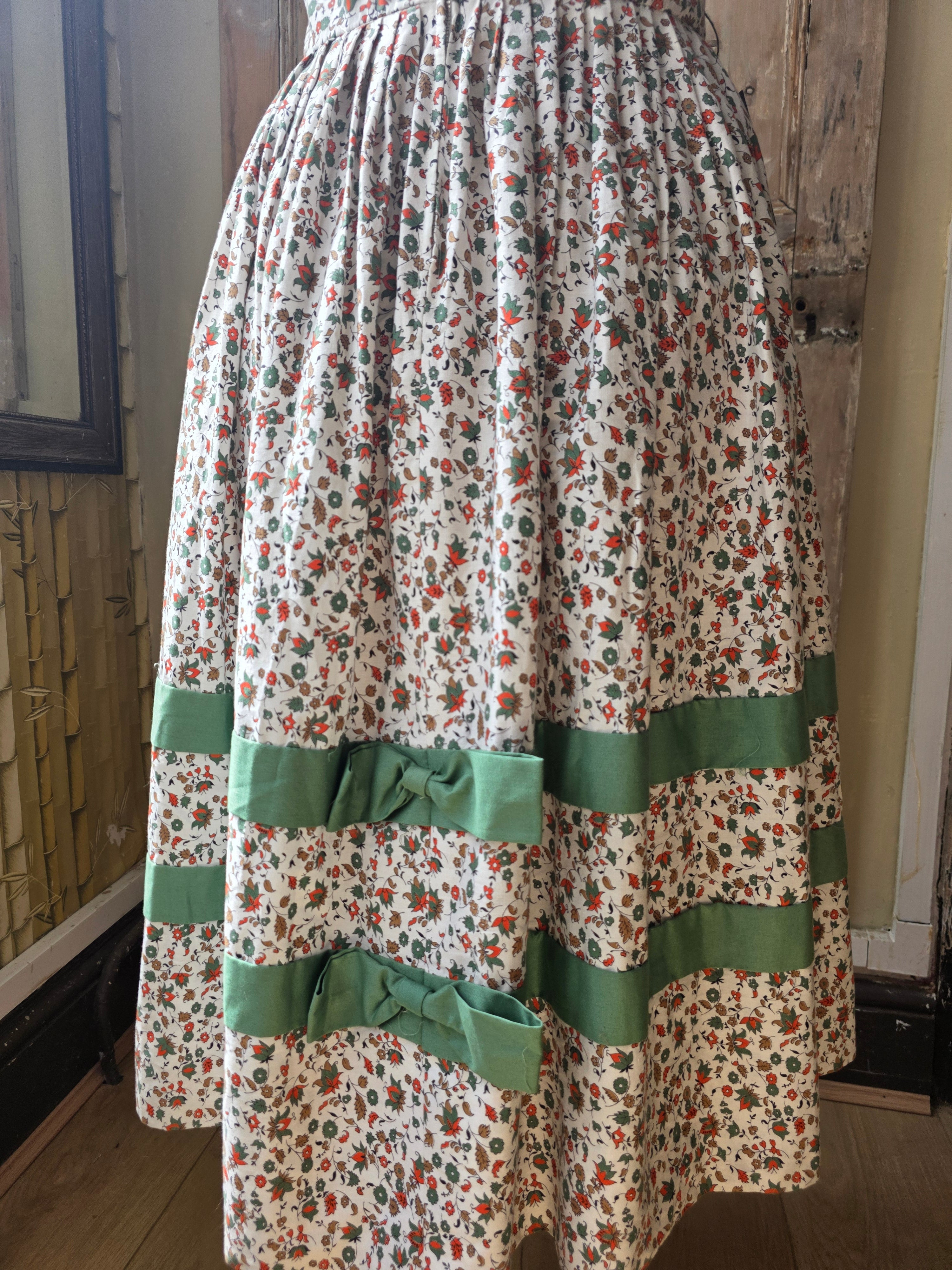 Vintage 1950s Floral Cotton Sundress with Green Bows – UK 12/14