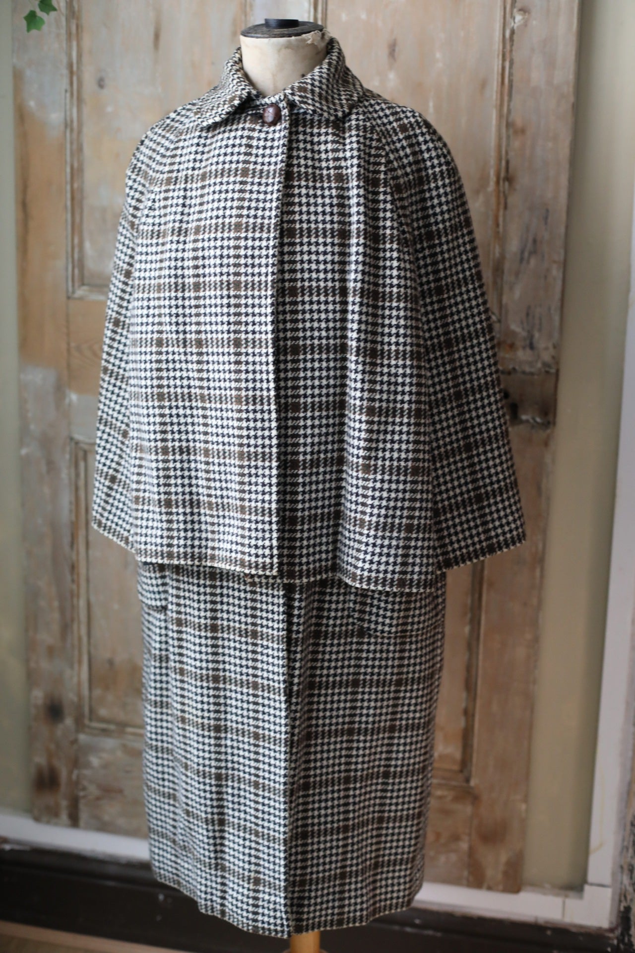 Rare vintage 1960s Strathtay wool houndstooth cape coat