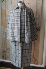 Load image into Gallery viewer, Rare vintage 1960s Strathtay wool houndstooth cape coat

