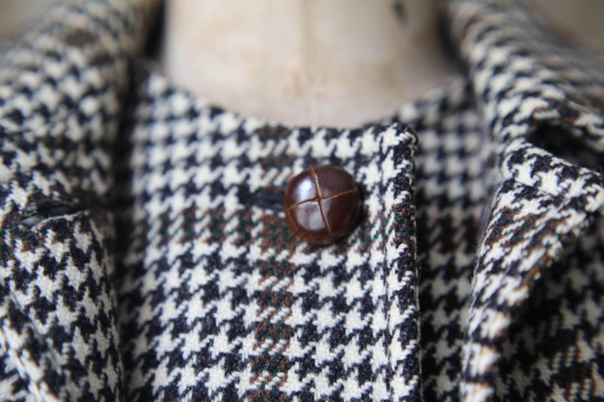 Rare vintage 1960s Strathtay wool houndstooth cape coat