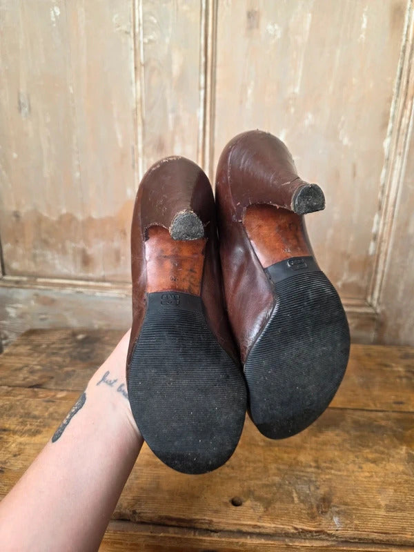 Vintage 1940s Hazelnut Brown Leather Court Shoes – UK 5 – Classic WWII Era Pumps