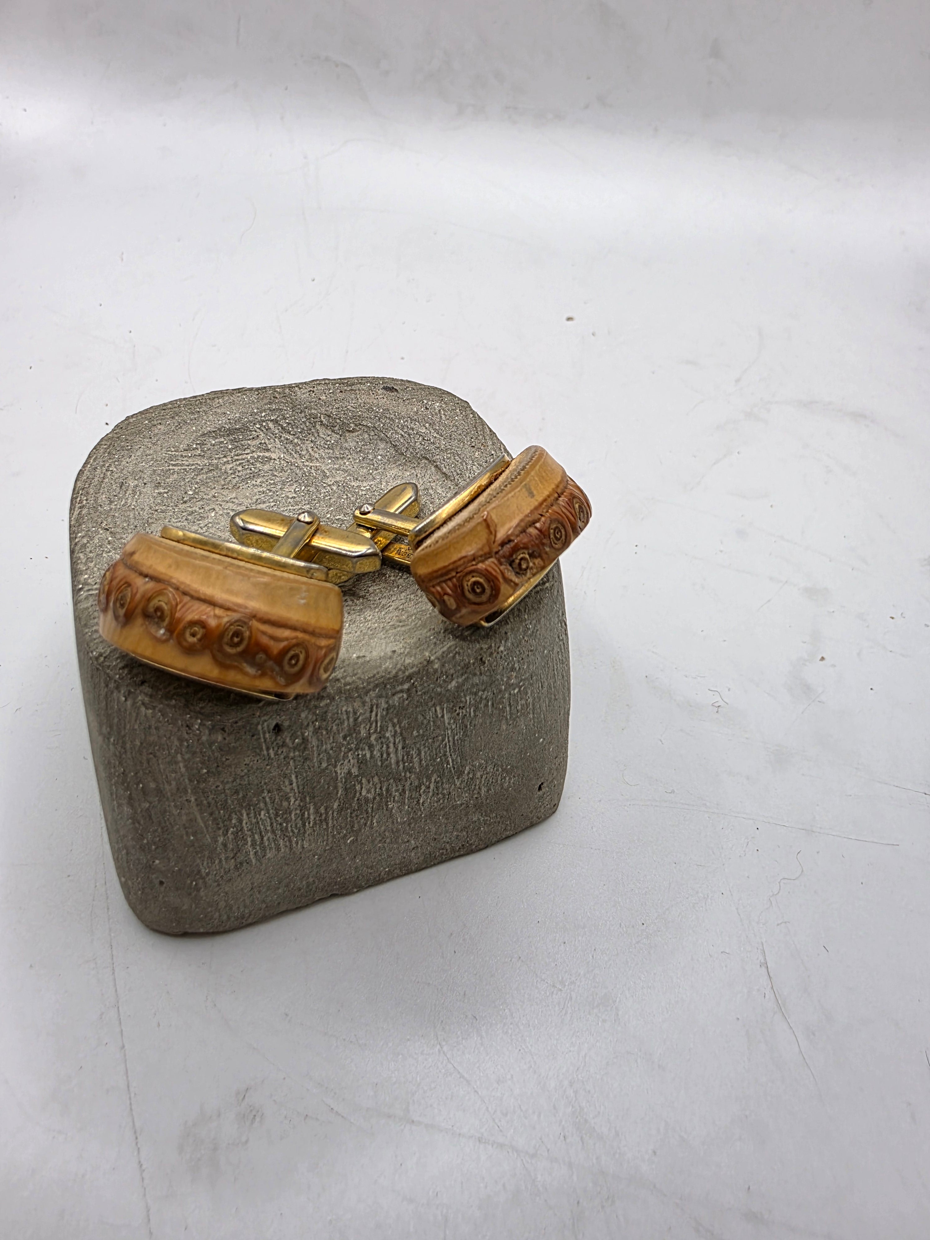 Vintage 1960s woot root gold tone classic cufflinks