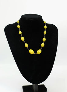 1930s glass necklace - Moulded Graduating beads - yellow statement