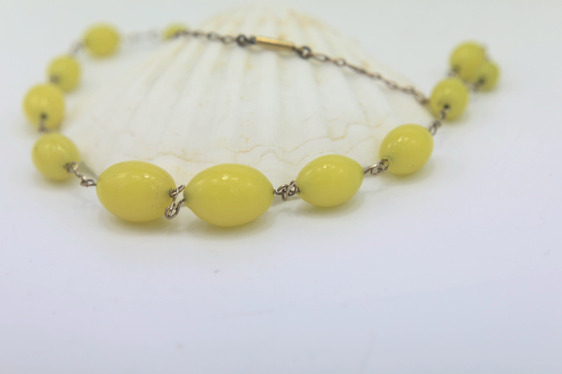 1930s glass necklace - Moulded Graduating beads - yellow statement