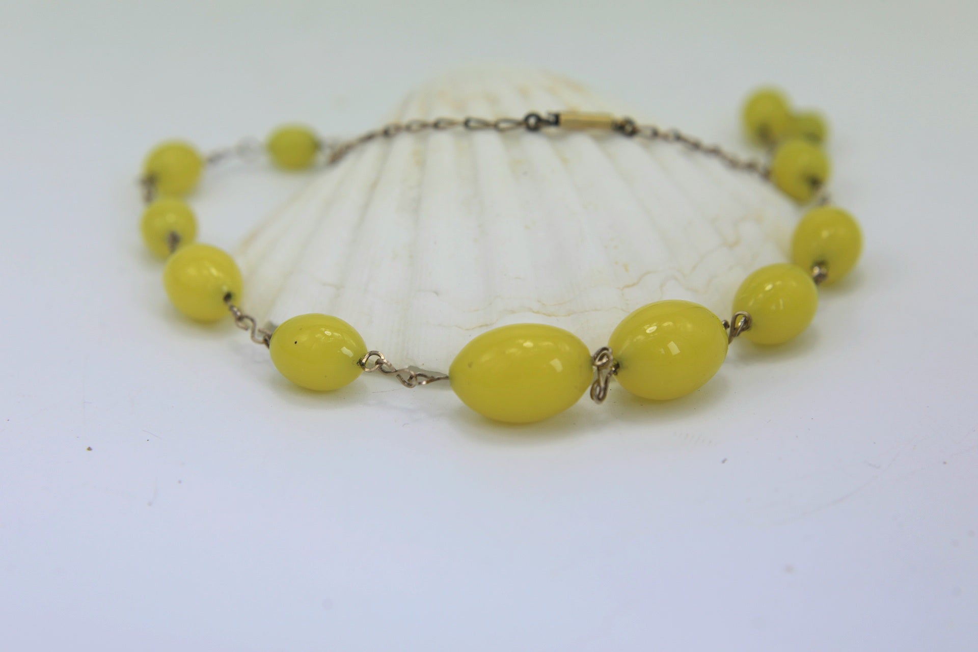 1930s glass necklace - Moulded Graduating beads - yellow statement