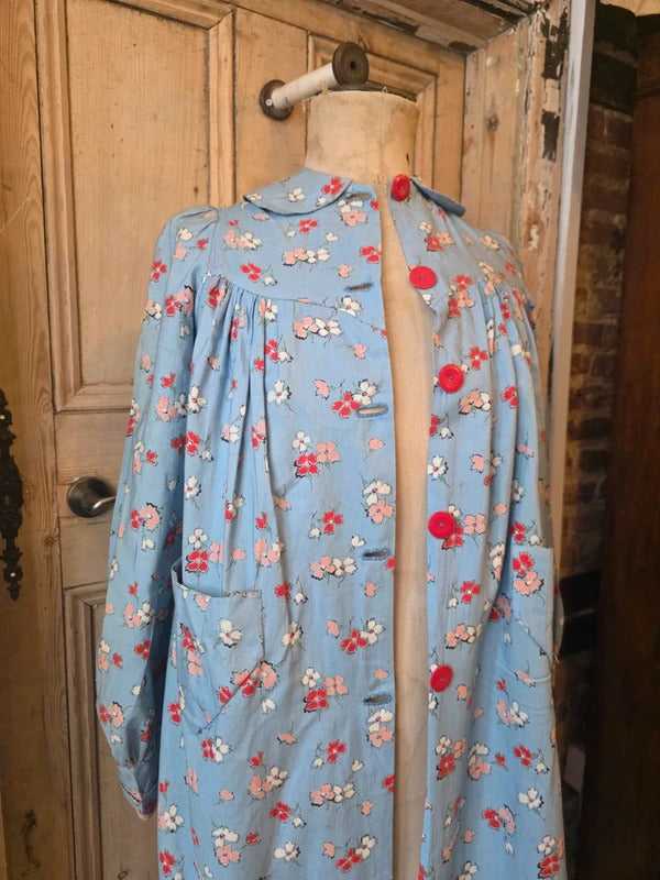 Vintage 1930s Cotton Housecoat / Floral Dressing Gown – Blue Print – Red Buttons