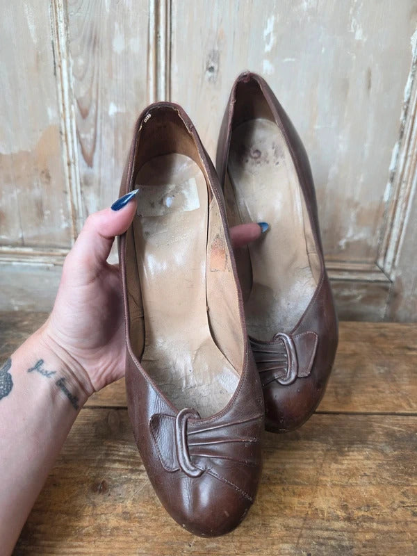 Vintage 1940s Hazelnut Brown Leather Court Shoes – UK 5 – Classic WWII Era Pumps