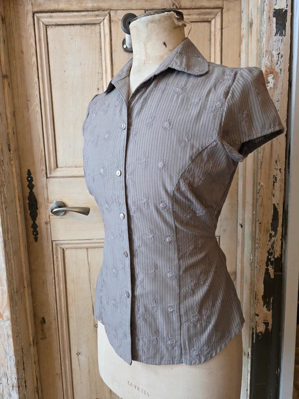 Vintage fairy core Y2K Canda Embroidered Blouse – Tie Back – Cotton – Taupe Brown