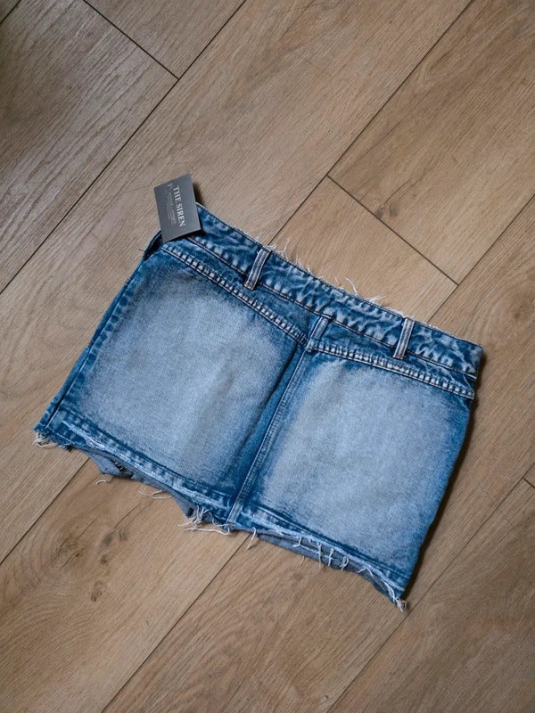 Vintage Y2K Acid Wash Denim Mini Skirt | Double Button Waist | UK 10–12
Description