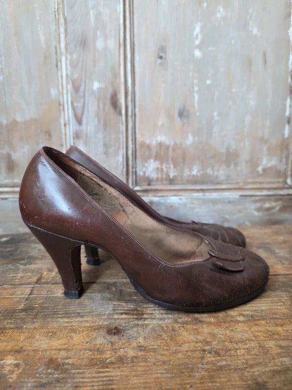 Vintage 1940s Hazelnut Brown Leather Court Shoes – UK 5 – Classic WWII Era Pumps
