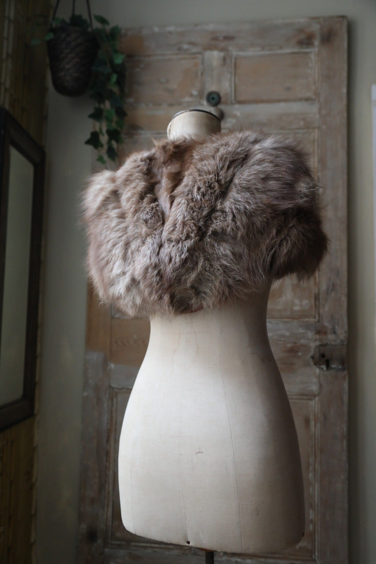 Vintage 1920s Fox Fur Capelet – Snow-Tipped Caramel Brown – Elegant Shoulder Wra