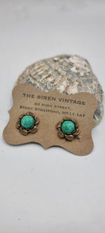 Load image into Gallery viewer, Vintage 1930s clip on  peaking glass earrings
