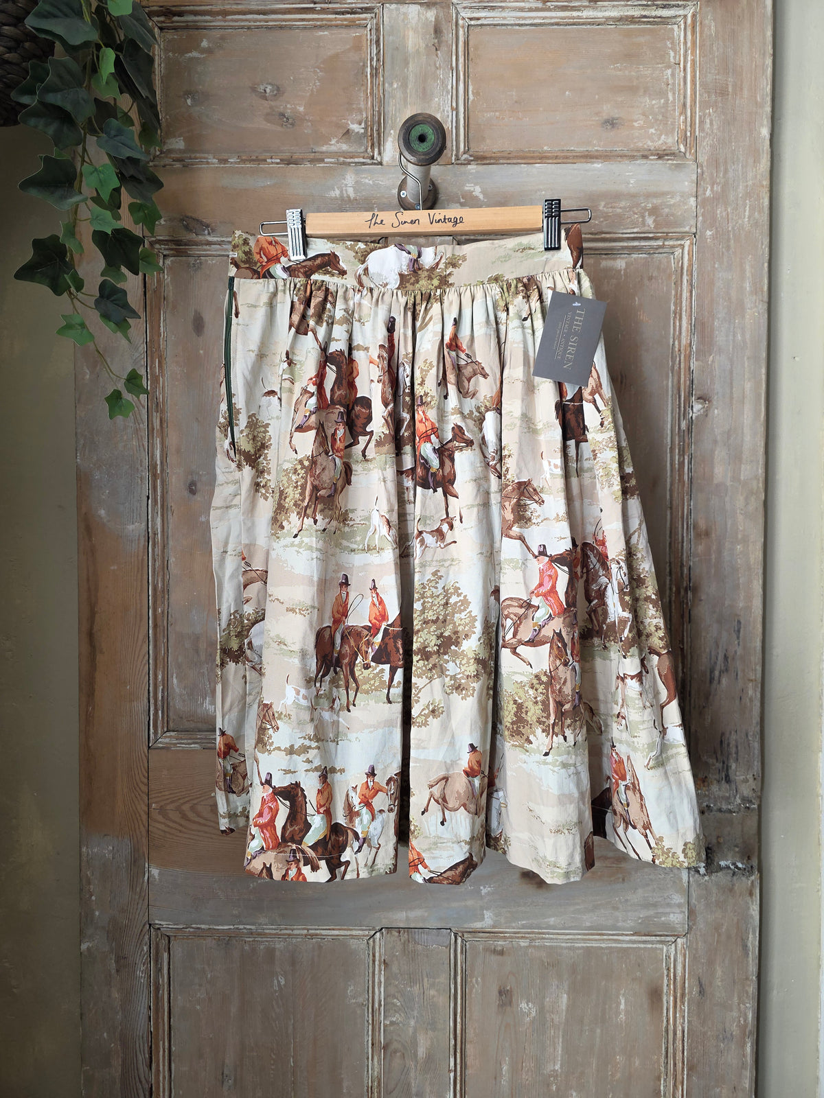 Vintage 1950s handmade hunting scene novelty cotton skirt. UK10