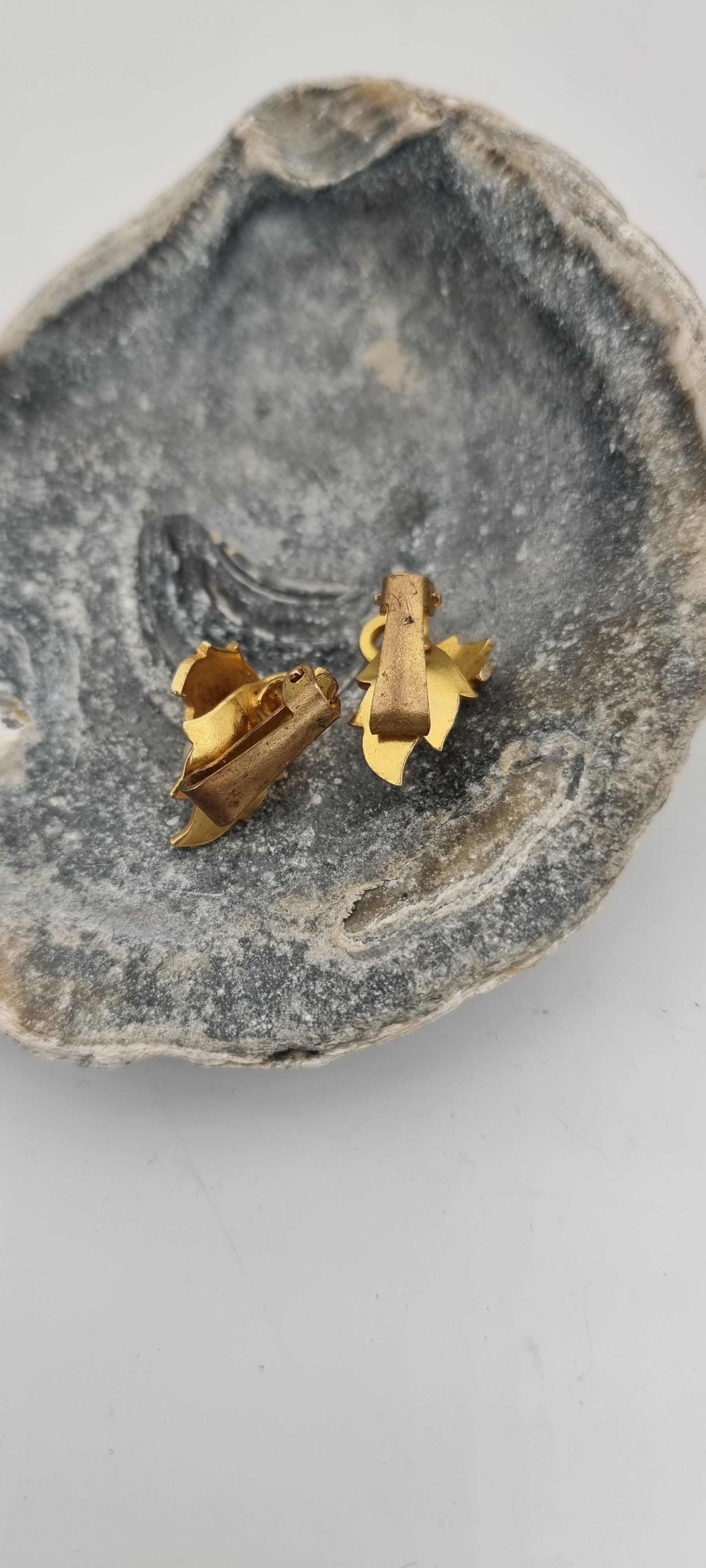Vintage 1950s Damascene sweet little clip on earrings