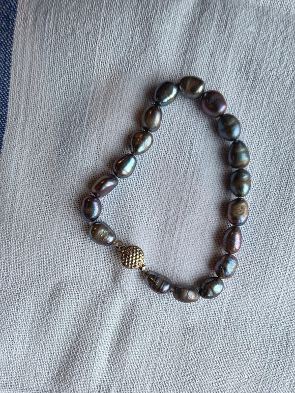 Vintage 1960s vintage bracelet featuring irregular baroque freshwater pearls