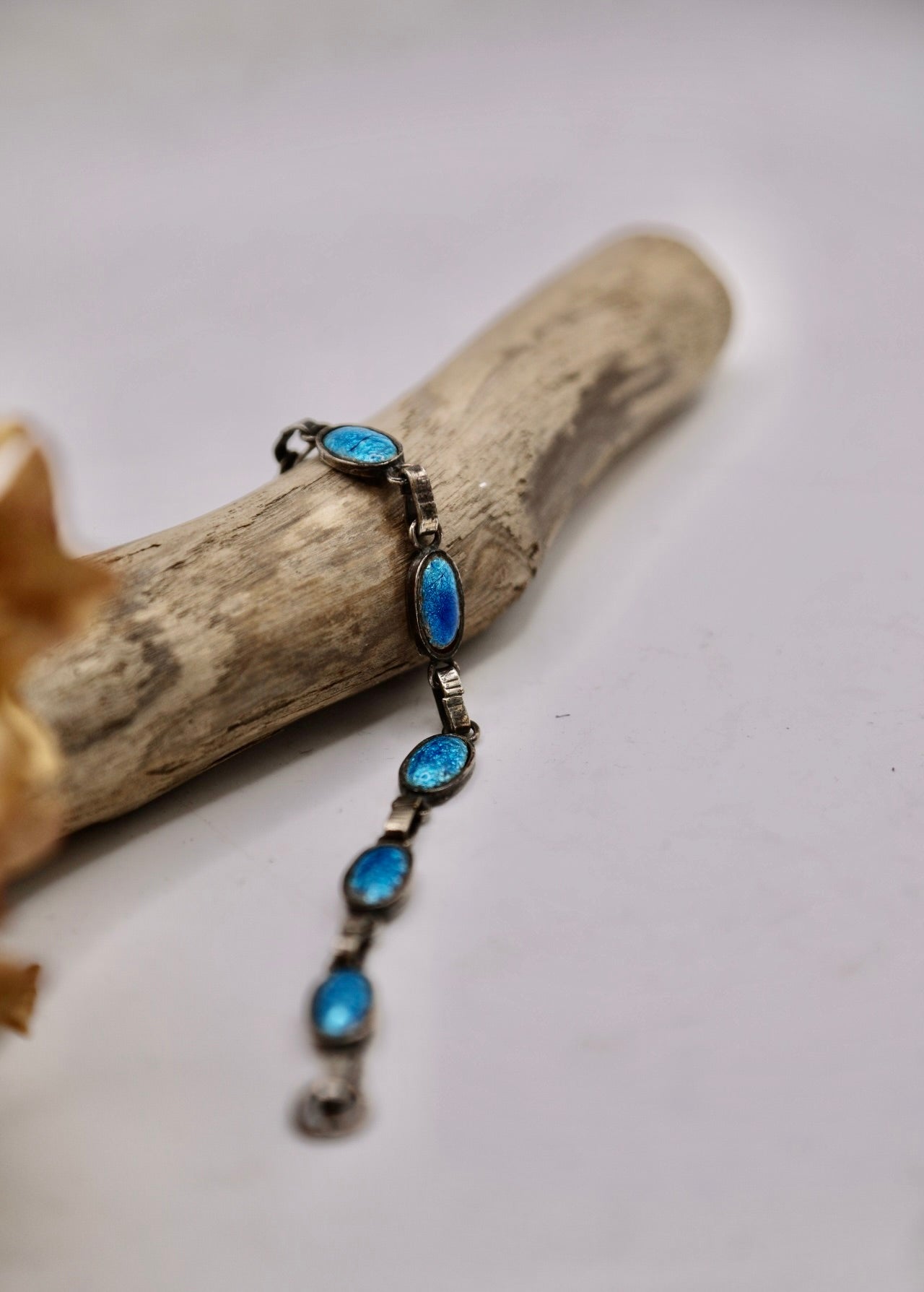 Vintage 1930s silver tone bracelet - foil back glass - blue
