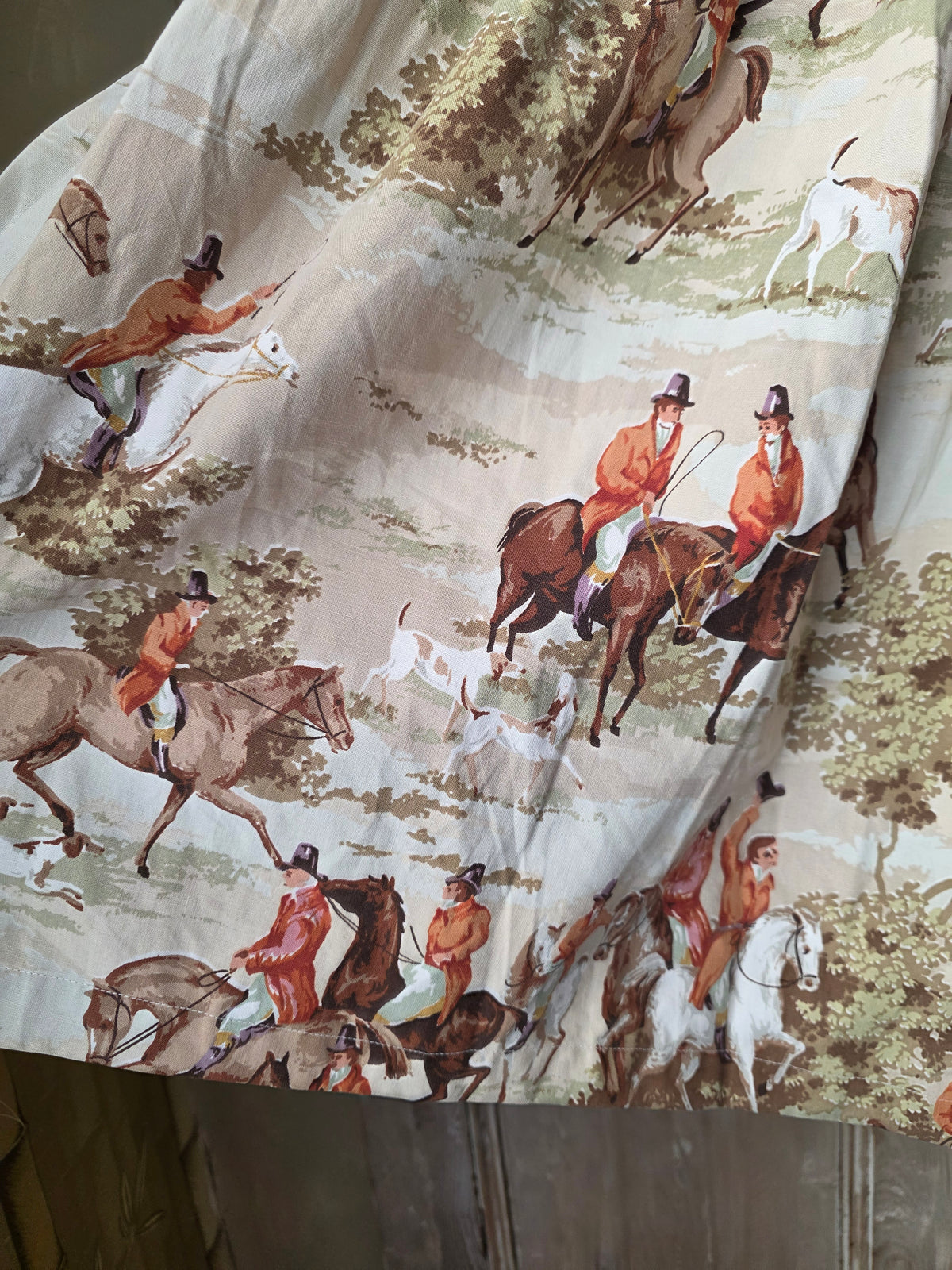 Vintage 1950s handmade hunting scene novelty cotton skirt. UK10