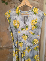 Load image into Gallery viewer, Vintage 1950s Yellow Floral Cotton Dress Fitted Underbust Matching Belt UK8
