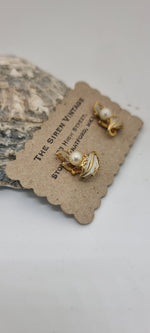 Load image into Gallery viewer, Vintage 1950s Damascene sweet little clip on earrings
