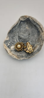 Load image into Gallery viewer, Vintage 1950s Damascene sweet little flower clip on earrings

