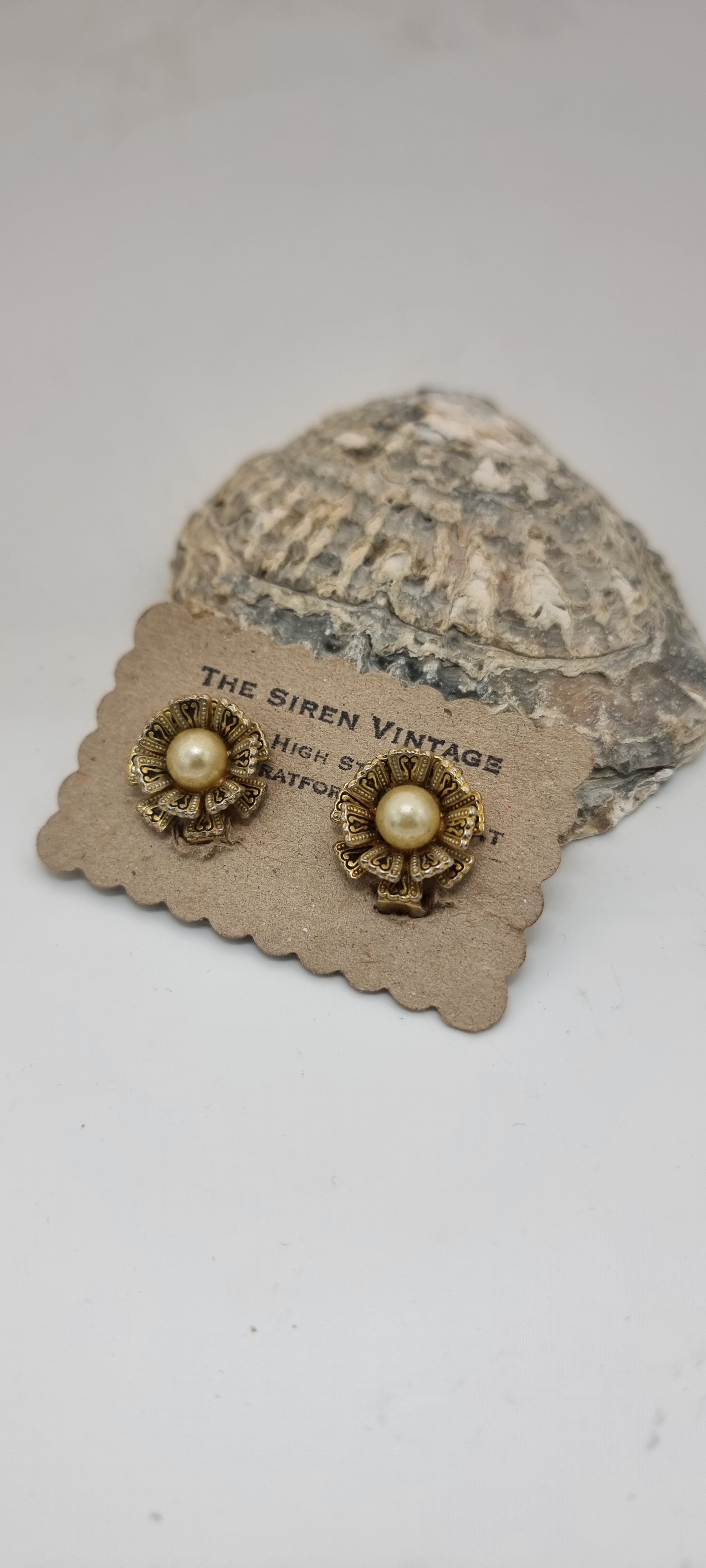 Vintage 1950s Damascene sweet little flower clip on earrings