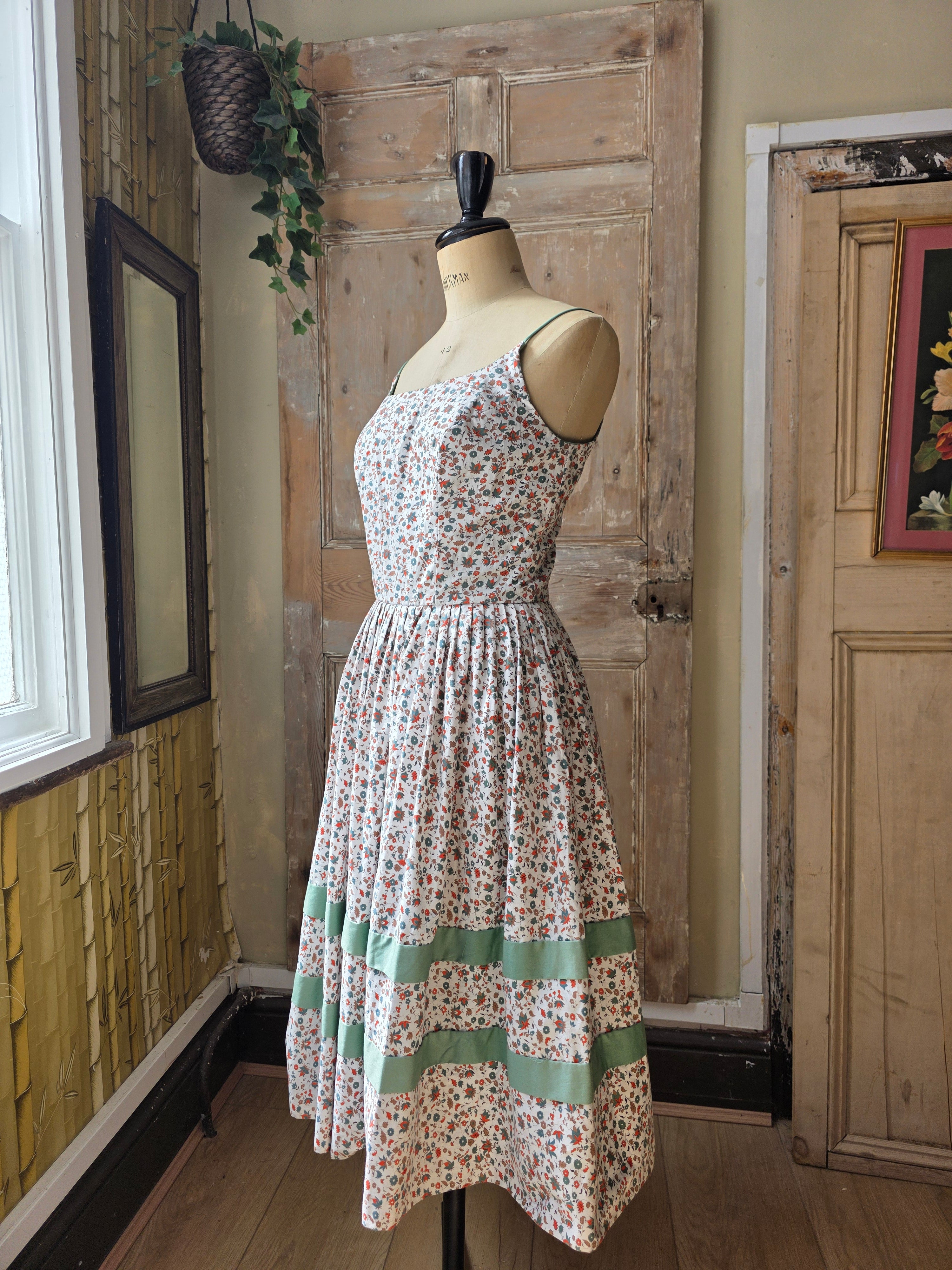 Vintage 1950s Floral Cotton Sundress with Green Bows – UK 12/14
