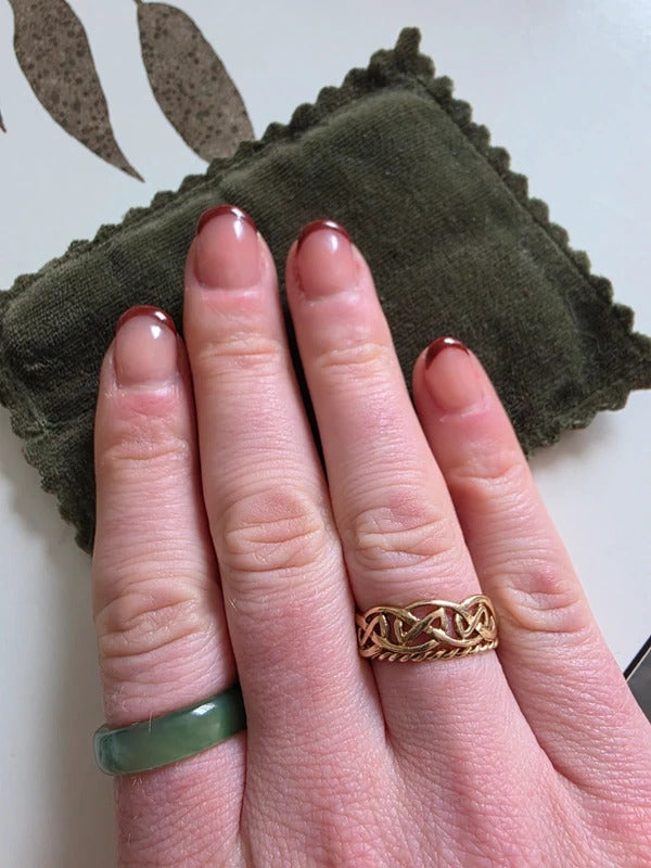 Vintage 9ct gold celtic band ring -  Size P