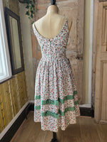 Load image into Gallery viewer, Vintage 1950s Floral Cotton Sundress with Green Bows – UK 12/14

