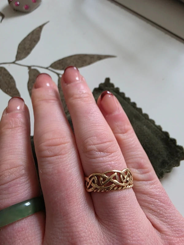 Vintage 9ct gold celtic band ring -  Size P