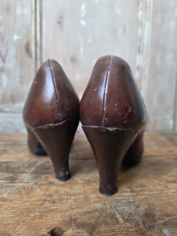 Vintage 1940s Hazelnut Brown Leather Court Shoes – UK 5 – Classic WWII Era Pumps
