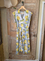 Load image into Gallery viewer, Vintage 1950s Yellow Floral Cotton Dress Fitted Underbust Matching Belt UK8
