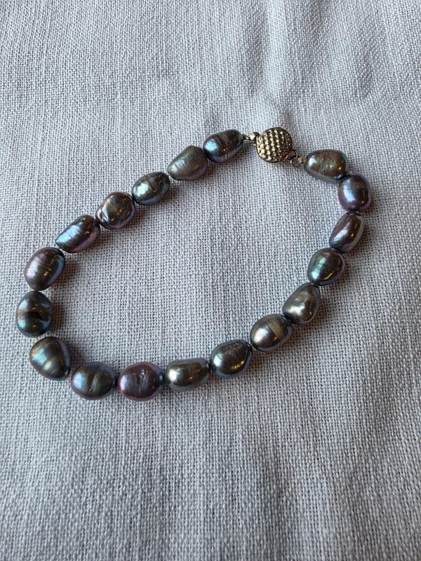 Vintage 1960s vintage bracelet featuring irregular baroque freshwater pearls