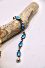 Load image into Gallery viewer, Vintage 1930s silver tone bracelet - foil back glass - blue
