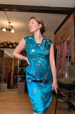 Load image into Gallery viewer, Vintage 1950s Oriental Brocade Silk Dress | Emerald Chrysanthemum Jacquard | Wiggle Dress | UK 12
