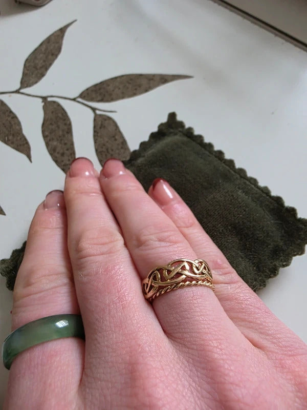 Vintage 9ct gold celtic band ring -  Size P