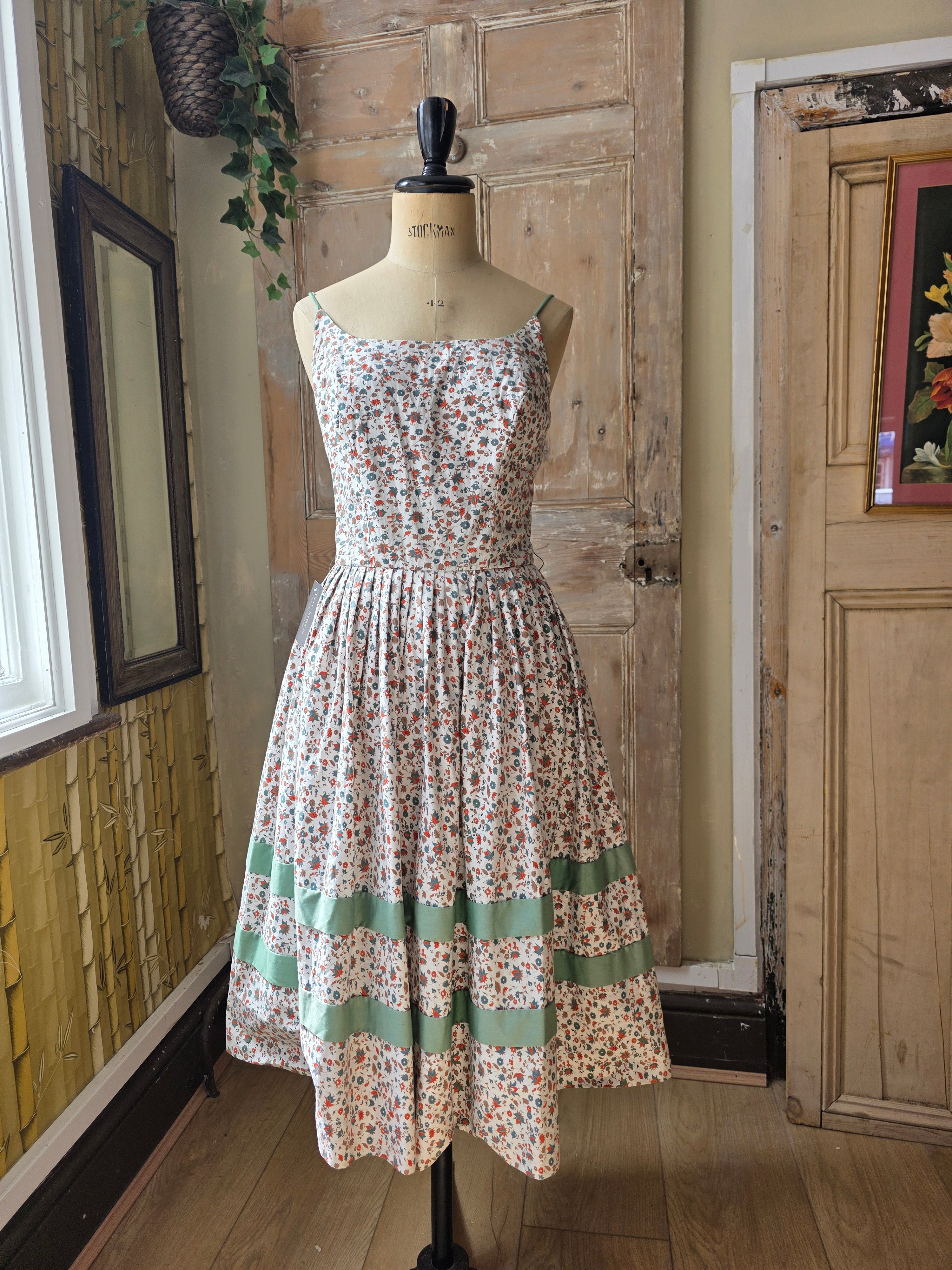 Vintage 1950s Floral Cotton Sundress with Green Bows – UK 12/14