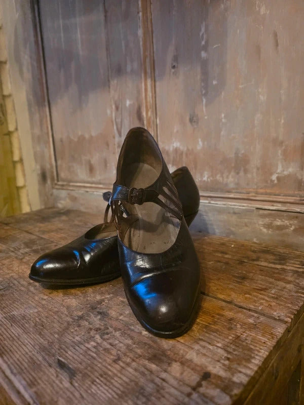 Original 1930s Vintage Leather T-Bar Shoes – UK 3½