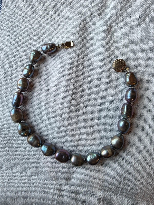 Vintage 1960s vintage bracelet featuring irregular baroque freshwater pearls