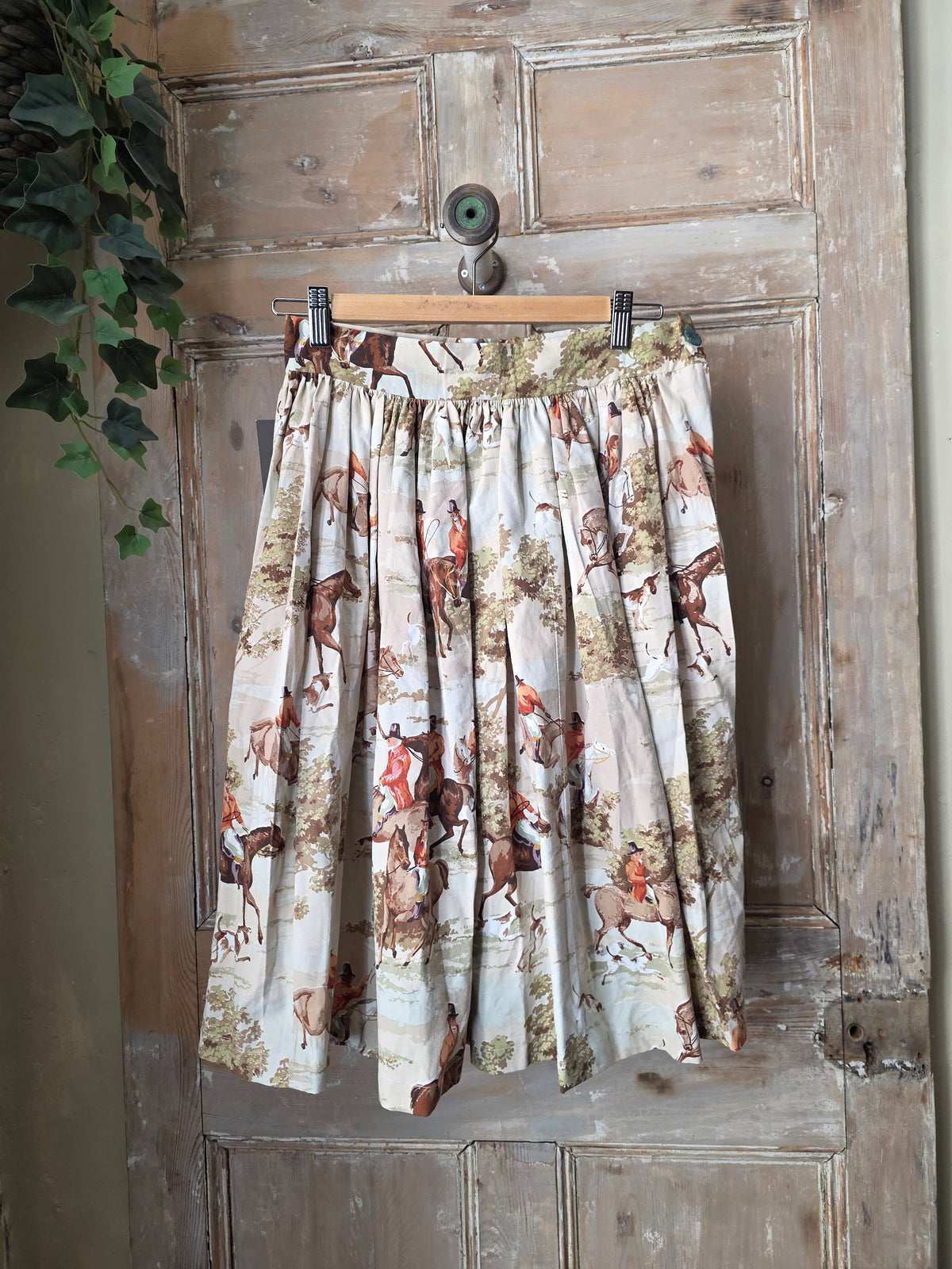 Vintage 1950s handmade hunting scene novelty cotton skirt. UK10