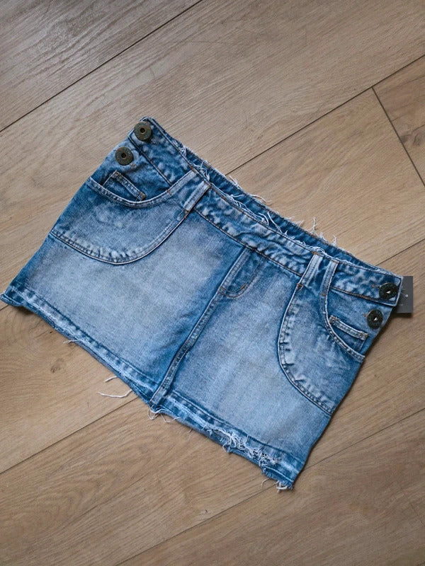 Vintage Y2K Acid Wash Denim Mini Skirt | Double Button Waist | UK 10–12
Description
