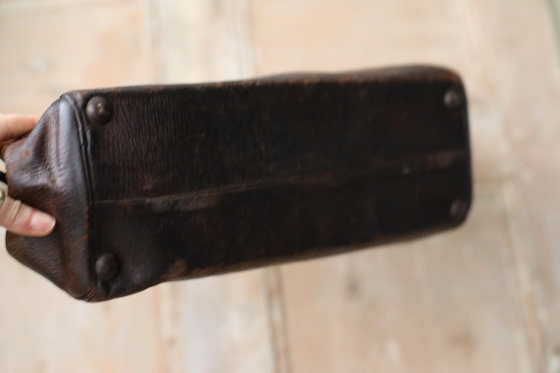 Vintage 1930s brown Leather gladstone top handle doctors bag