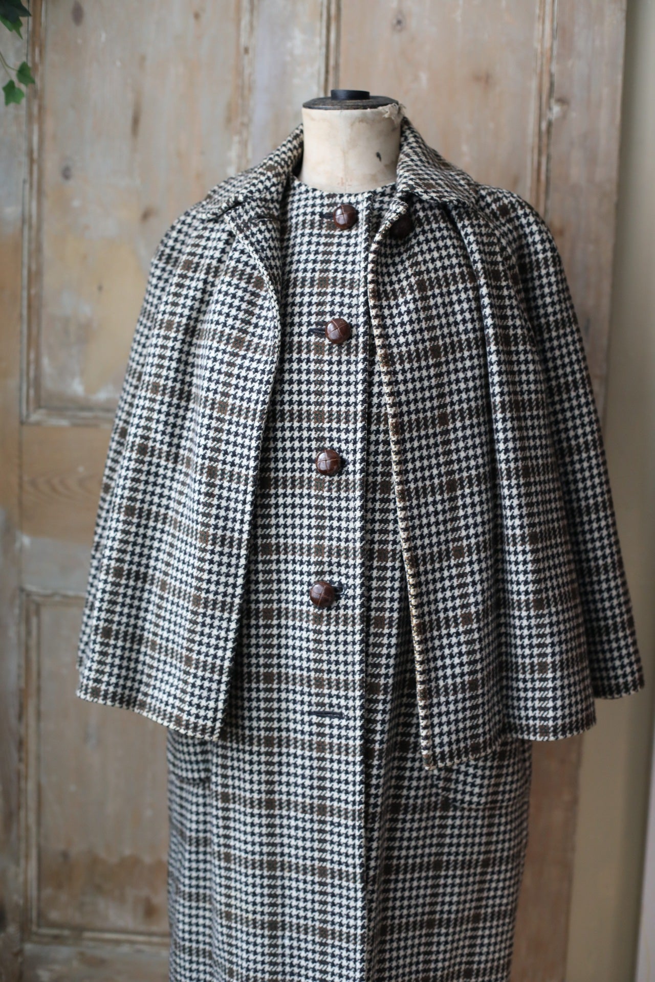 Rare vintage 1960s Strathtay wool houndstooth cape coat