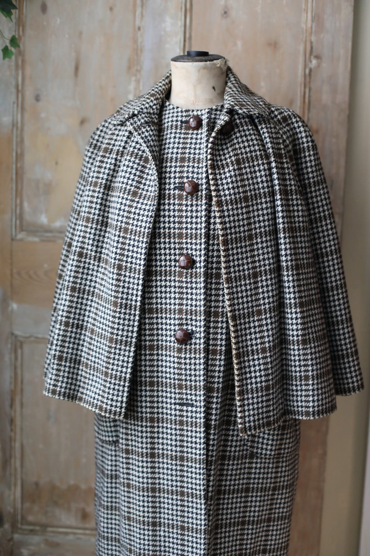 Rare vintage 1960s Strathtay wool houndstooth cape coat