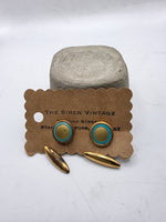Load image into Gallery viewer, Vintage 1930s gold tone and blue circle cufflinks
