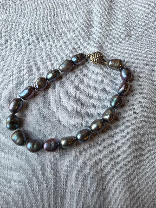 Vintage 1960s vintage bracelet featuring irregular baroque freshwater pearls